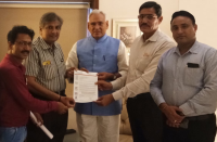 चित्र में बाएं से दाएं: आकाशवाणी  के राजेश राजपुरोहित, इंडियाप्रेस व मुंबादेवी कन्जुमर वेलफेयर एसोसिएशन के जगदीश पुरोहित, सी.आर.चौधरी, पुखराज दूदू और श्रवण चौधरी, प्रतिनिधि मंडल सदस्य