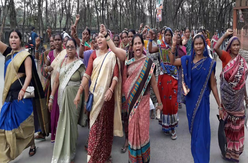 Video- शराब दुकान को लेकर भड़की महिलाएं, निकाली रैली, फिर डिप्टी कलेक्टर को ज्ञापन सौंपते हुए ये कहा...