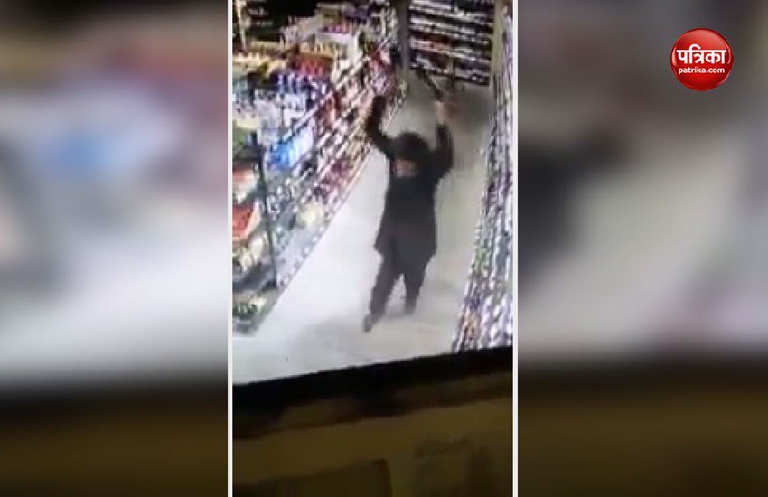 जर्मनी की मॉल में शराब की बोतलें तोड़ रहा था एक शख्स, तारिक फतह ने वीडियो शेयर कर कसा मुस्लमानों पर तंज