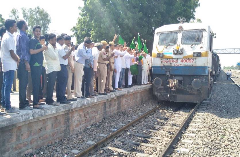 stoppage-of-kalka-express-in-pipar-road
