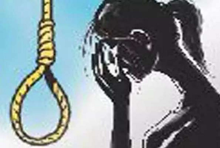 Hanging woman gives birth to baby in katni