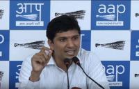 AAP ने मोदी सरकार पर बोला हमला, पेट्रोल पर 2.50 रुपए कटौती कर जनता को मुर्ख बनाने का प्रयास कर रही है सरकार