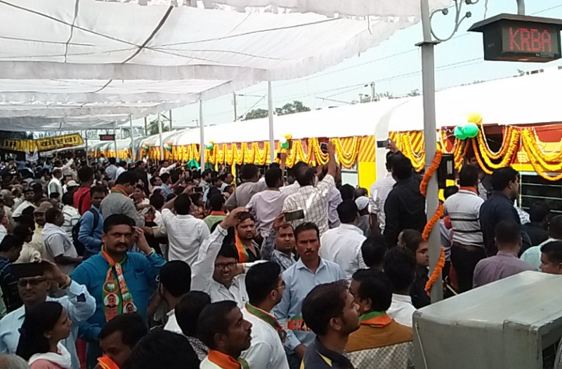 12:42 बजे हरी झंडी दिखाई।