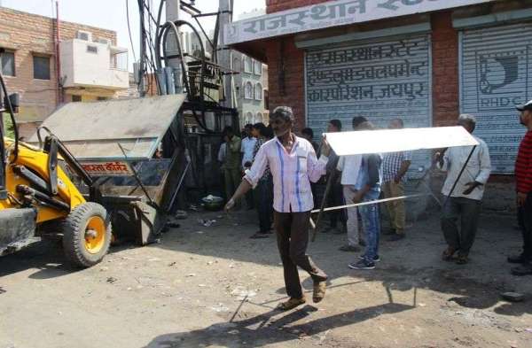Cars parked in no parking, remove encroachments on common roads