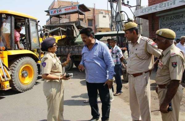 Cars parked in no parking, remove encroachments on common roads