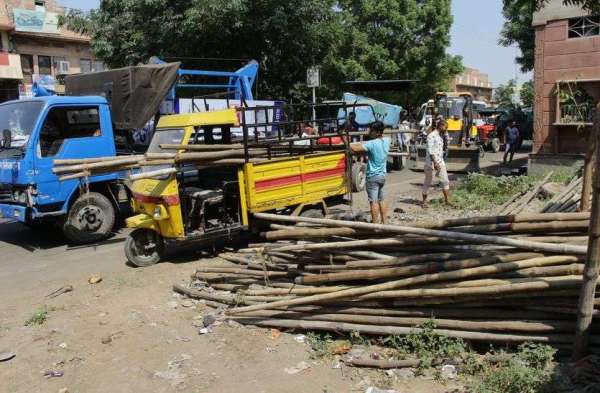 Cars parked in no parking, remove encroachments on common roads