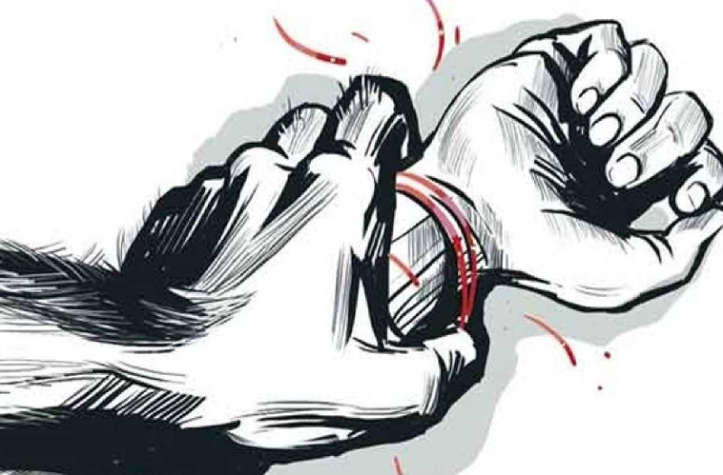 दो अक्टूबर को एक युवती घर में अकेली थी।