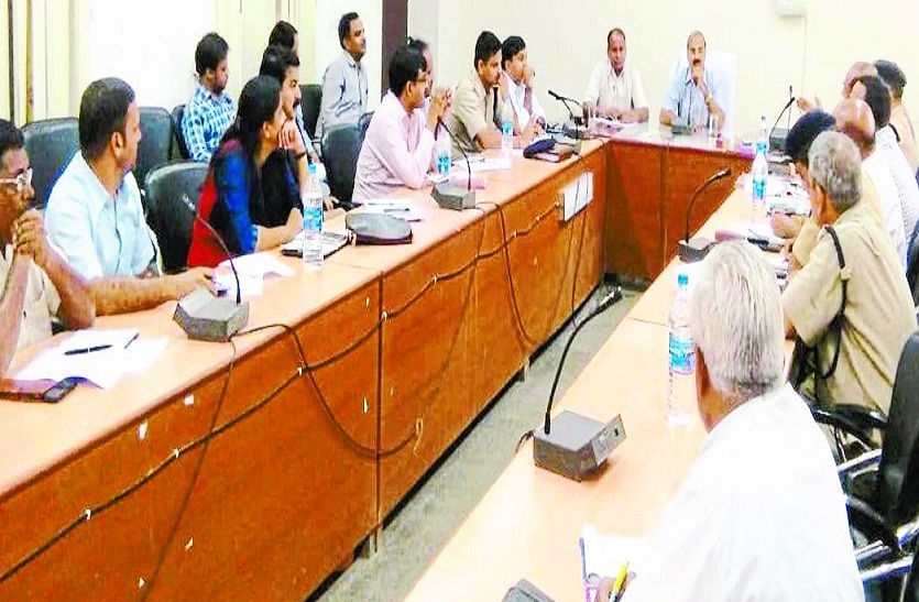निर्देश देते जिला कलक्टर पीसी पवन।