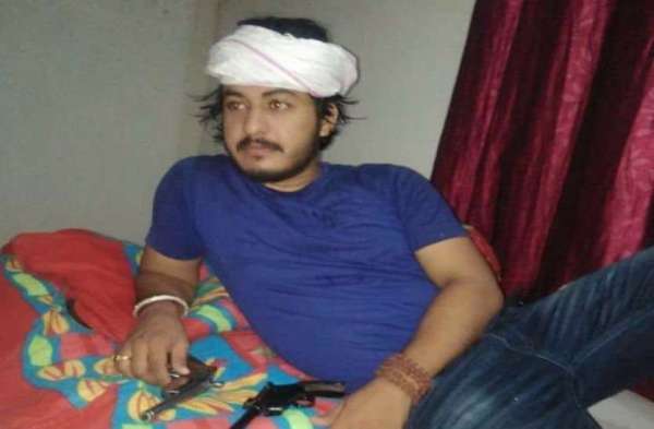 police issued gangsters Ajay Choudhary and Jagdeep pictures