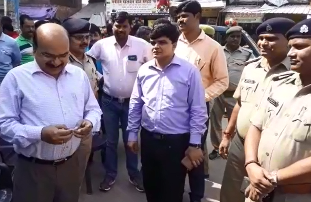 शहर भर में घूमेगा अतिक्रमण निरोधी दस्ता, डीएम-एसपी ने हरी झंडी दिखाकर किया रवाना