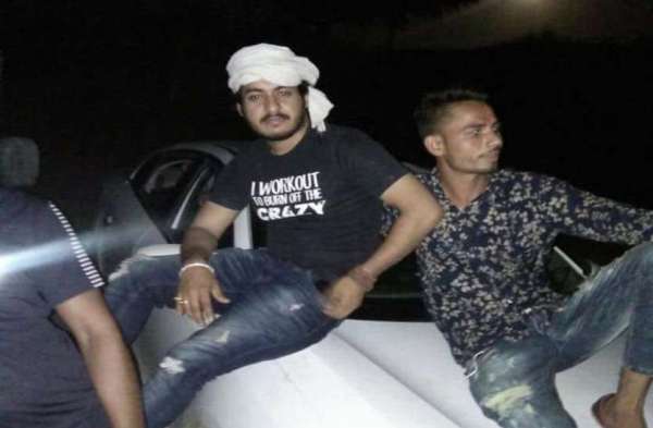 police issued gangsters Ajay Choudhary and Jagdeep pictures