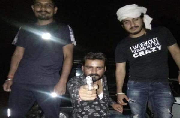 police issued gangsters Ajay Choudhary and Jagdeep pictures