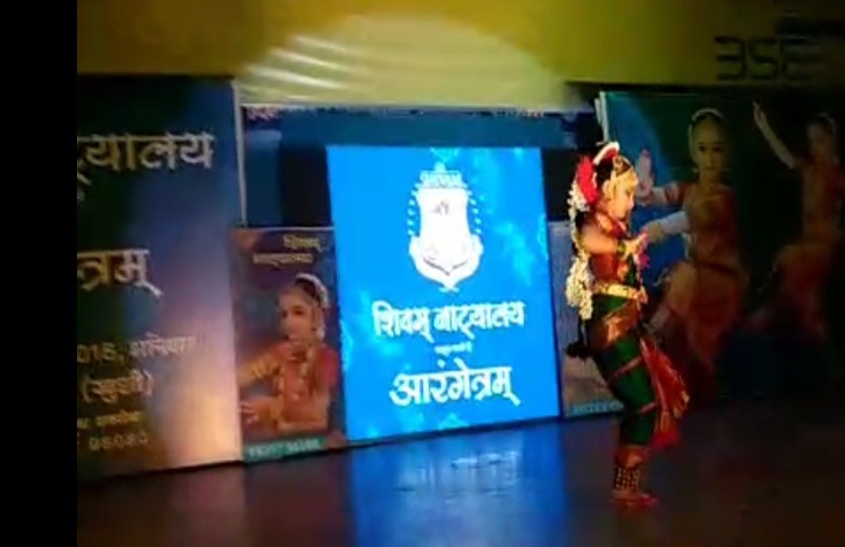 छोटी बच्ची का खूबसूरत नृत्य सब देखते ही रह गए