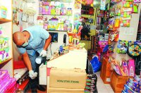 ताले तोड़ कर 3 दुकानों में चोरी