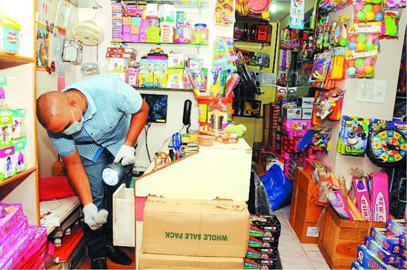 ताले तोड़ कर 3 दुकानों में चोरी