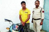 दो बाइक चालक ने एक युवक को पीछा करते हुए पकड़ा, अपने आप को बताया क्राइम ब्रांच का अफसर और लूट लिए इतने हजार