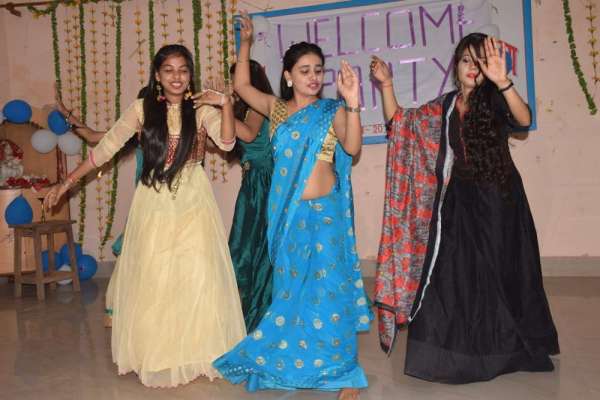 वेलकम पार्टी में थिरके कदम, तिलक लगाकर किया स्वागत