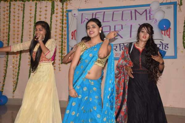 वेलकम पार्टी में थिरके कदम, तिलक लगाकर किया स्वागत