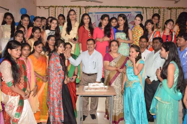 वेलकम पार्टी में थिरके कदम, तिलक लगाकर किया स्वागत