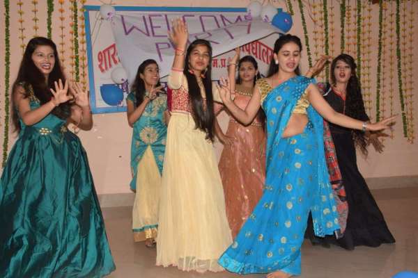 वेलकम पार्टी में थिरके कदम, तिलक लगाकर किया स्वागत