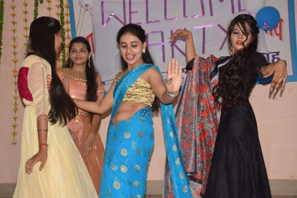 वेलकम पार्टी में थिरके कदम, तिलक लगाकर किया स्वागत