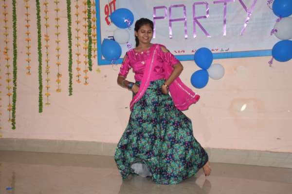 वेलकम पार्टी में थिरके कदम, तिलक लगाकर किया स्वागत