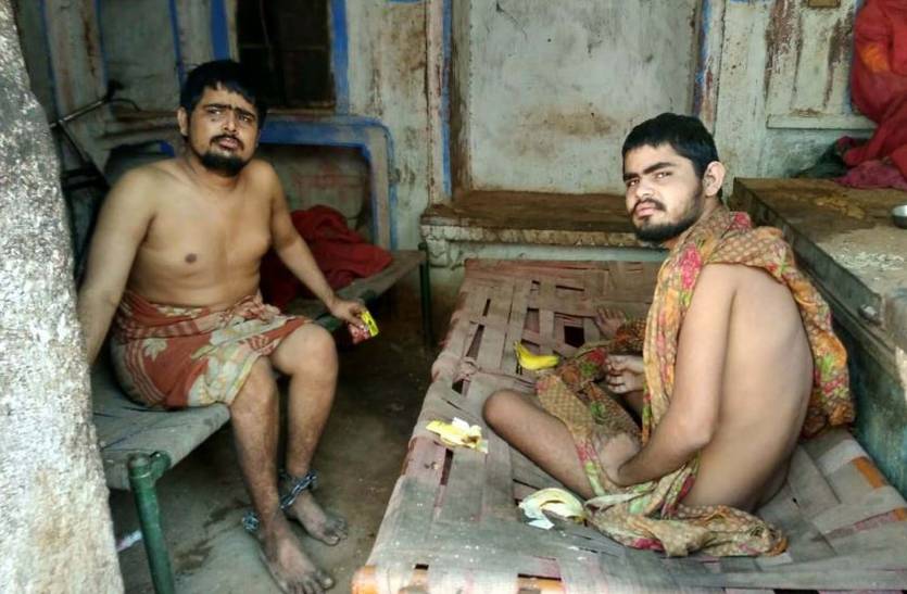 Two brothers stabbed in chains for ten years