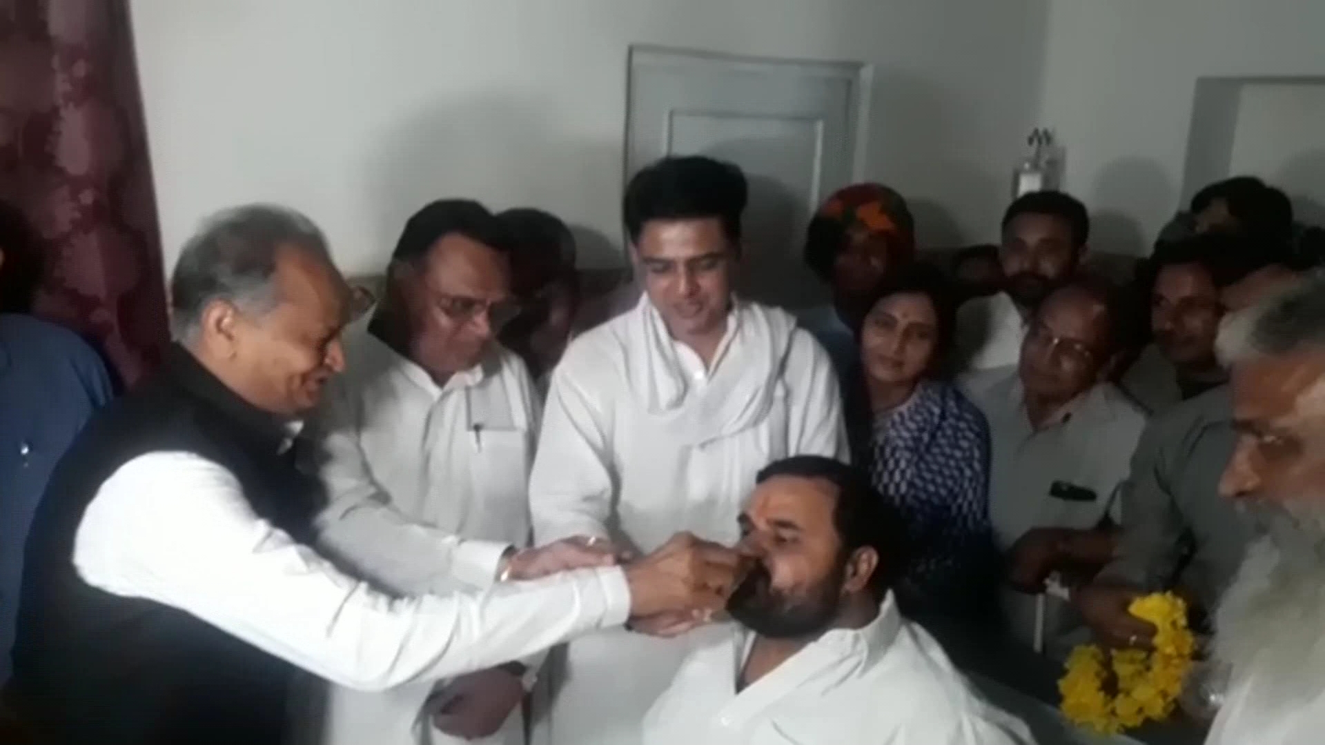 कांग्रेस दिग्गजों ने करवाया विधायक धीरज का अनशन समाप्त — देखें वीडियों