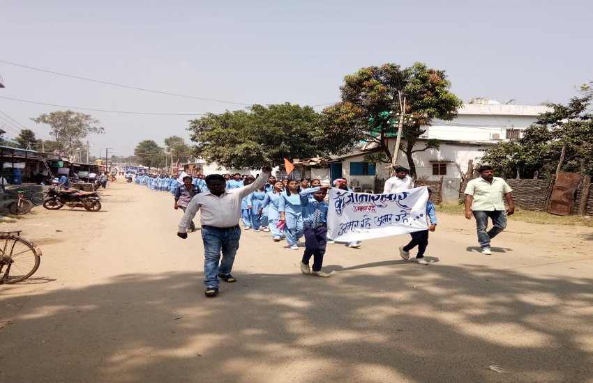 छात्र की हत्या मामले में लाइवलीहुड कॉलेज के बच्चों ने निकाली माओवादियों के खिलाफ रैली