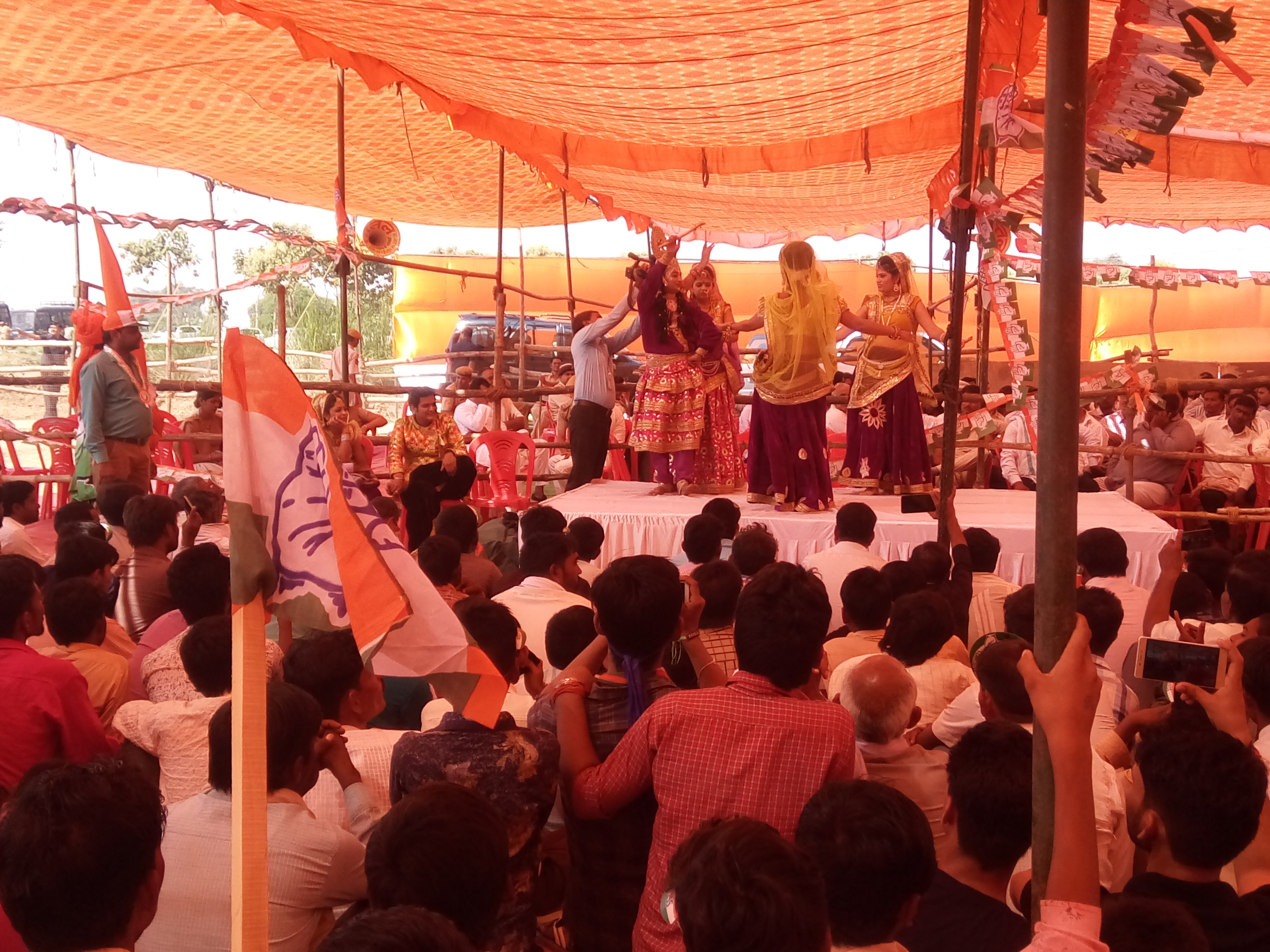 Rahul In Dholpur : Brij Dance In Rahul Gandhi's Dholpur Sabha