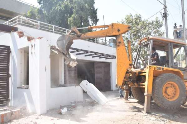 रसूखदारों के अतिक्रमण पर चला जिला प्रशासन का बुल्डोजर, देखें इन तस्वीरों में