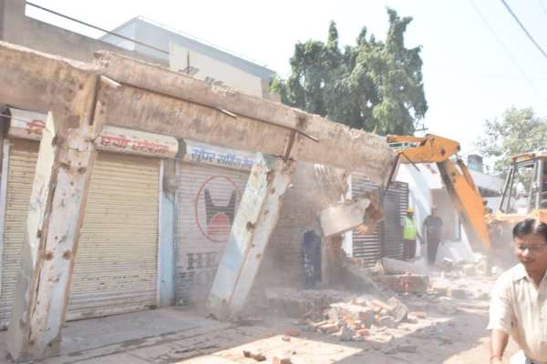 रसूखदारों के अतिक्रमण पर चला जिला प्रशासन का बुल्डोजर, देखें इन तस्वीरों में