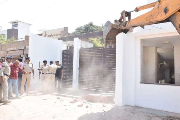 रसूखदारों के अतिक्रमण पर चला जिला प्रशासन का बुल्डोजर, देखें इन तस्वीरों में