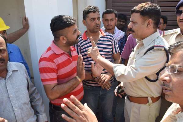 रसूखदारों के अतिक्रमण पर चला जिला प्रशासन का बुल्डोजर, देखें इन तस्वीरों में