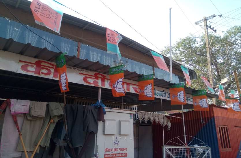 Photos : कलेक्टर ने हटवाए बैनर, बीजेपी नेताओं ने फिर लगवाए झंडें