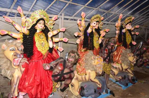 नवरात्र पर्व को लेकर शहरवासियों में विशेष उत्साह, मूर्तिकार दे रहे प्रतिमा को अंतिम टच