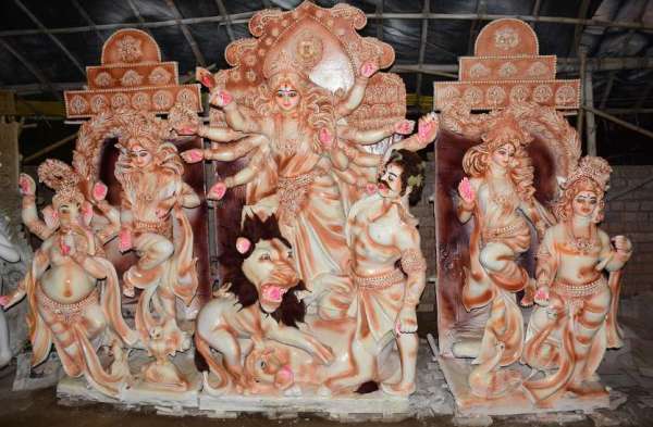 नवरात्र पर्व को लेकर शहरवासियों में विशेष उत्साह, मूर्तिकार दे रहे प्रतिमा को अंतिम टच