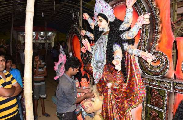 नवरात्र पर्व को लेकर शहरवासियों में विशेष उत्साह, मूर्तिकार दे रहे प्रतिमा को अंतिम टच