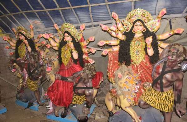 नवरात्र पर्व को लेकर शहरवासियों में विशेष उत्साह, मूर्तिकार दे रहे प्रतिमा को अंतिम टच