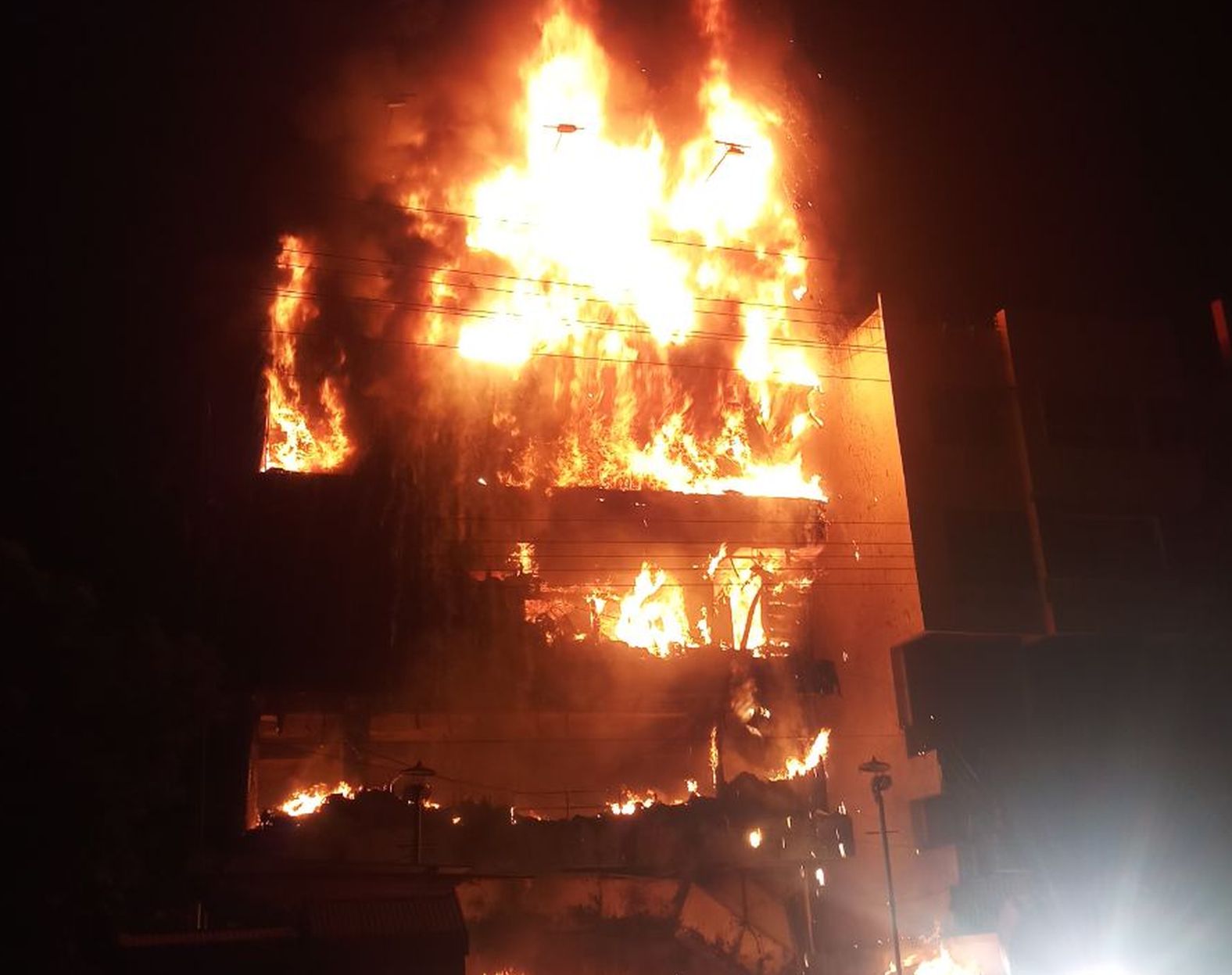 The gruesome fire in Pakija Mall, personnel working inside, jumped off the roof and saved them.