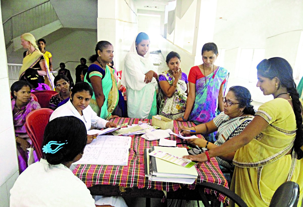 सरकारी लड्डू खा गए चिकित्सा अधिकारी और बाबू