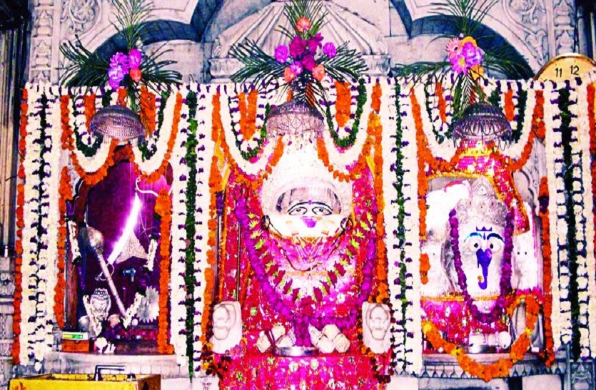 चौथमाता मंदिर में सजी माता की प्रतिमा।