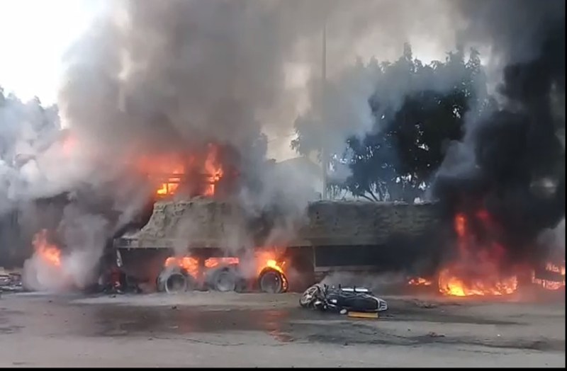  दो ट्रोलों की भिड़ंत के बाद लगी आग, दो जने जिंदा जले