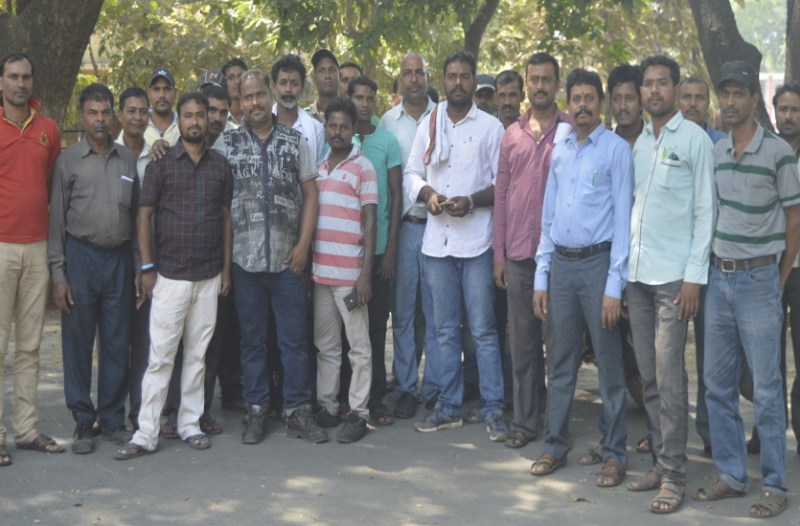 मजदूरों ने जिला प्रशासन को प्रबंधन के खिलाफ किया शिकायत