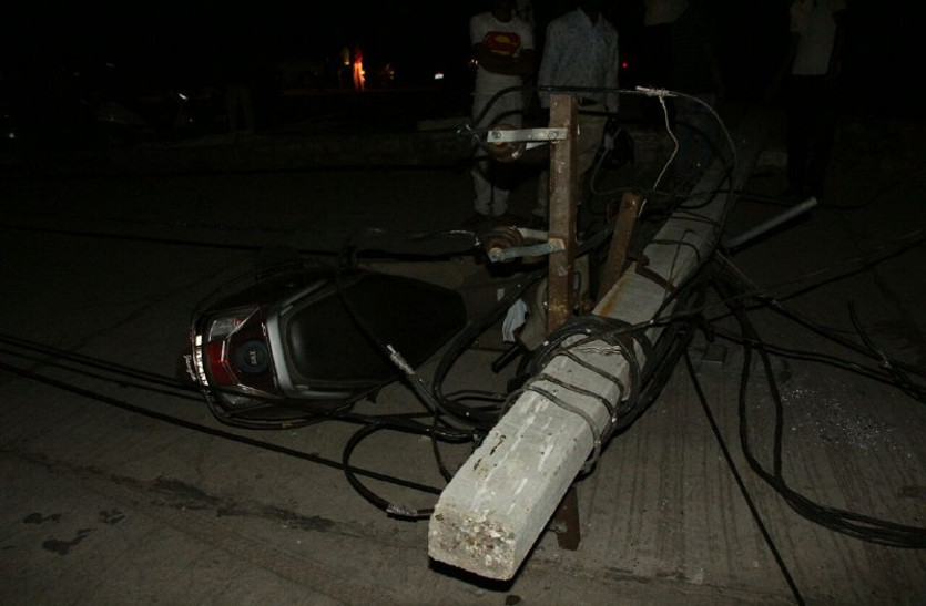 Electricity pole fall down on moped, no one injured