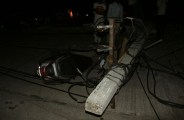 Electricity pole fall down on moped, no one injured