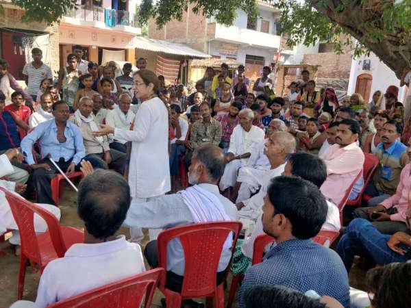 अन्नू टंडन लगातार लोकसभा क्षेत्र का भ्रमण करके ग्रामीणों के बीच अपनी बात रख रही है