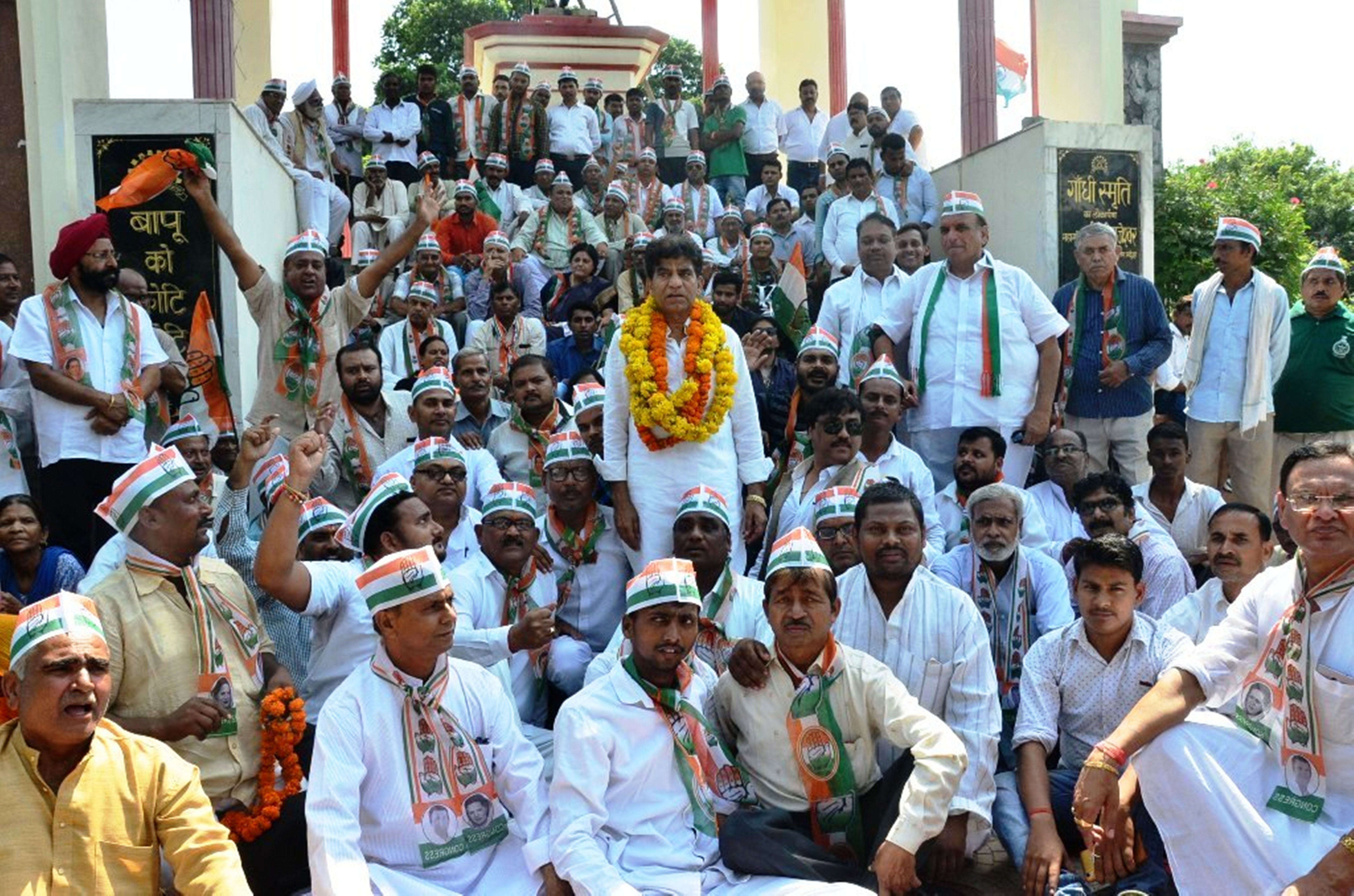 congress worker protest against atrocities on north indians in gujarat