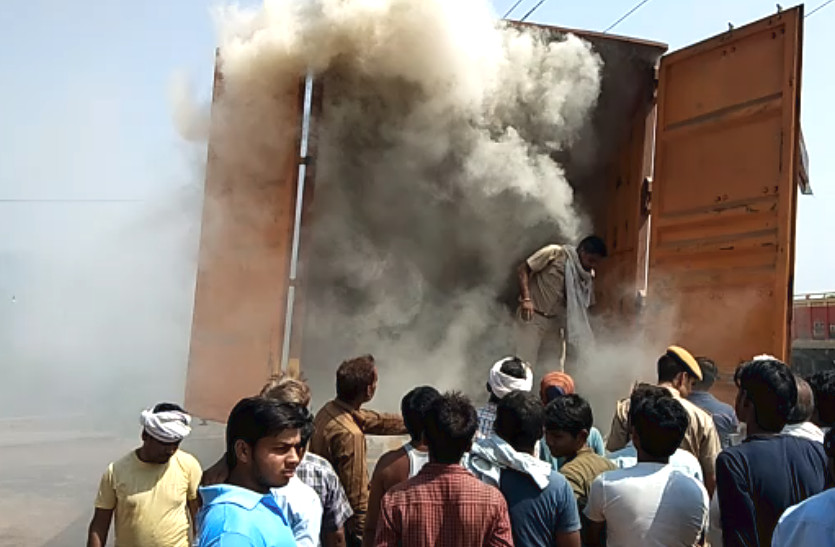 चलते ट्रक में बिजली के तार छूने से लगी आग, राहुल गांधी के सुरक्षा बेड़े की फायर ब्रिगेड पहुंची आग बुझाने