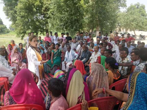 अन्नू टंडन की चुनावी सभा में बड़ी संख्या में महिलाएं भी पहुंच रही हैं